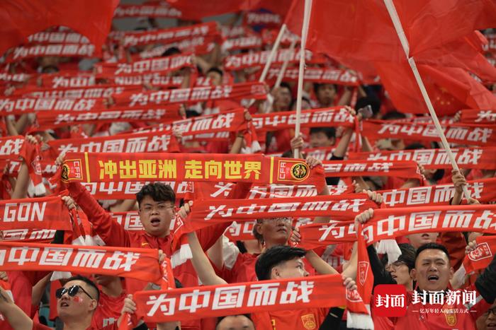 精彩比赛即将上演，球迷热情加油呐喊