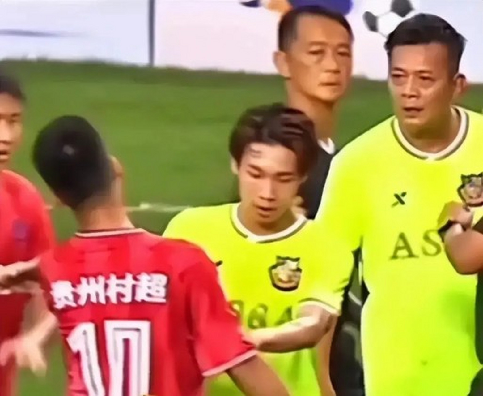 足球比赛惊现双方犯规，引发争议