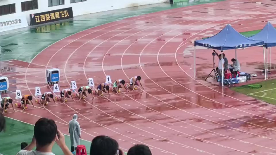 江西队在比赛中略胜一筹，实现胜利斩获