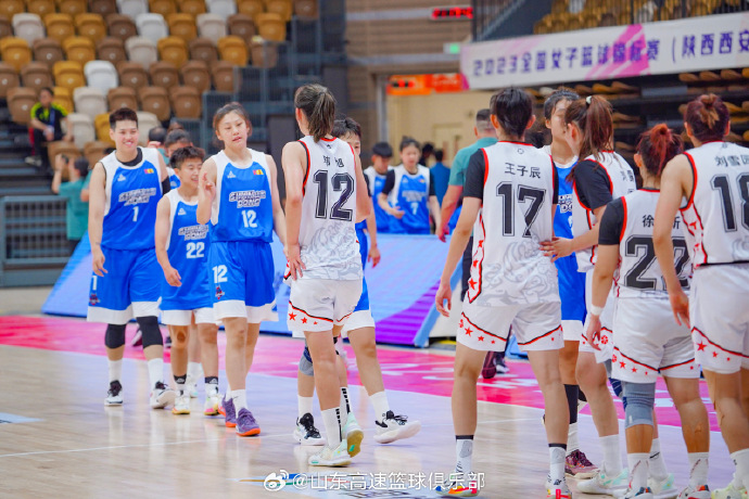 俄罗斯女篮组织严密，团结一致取胜