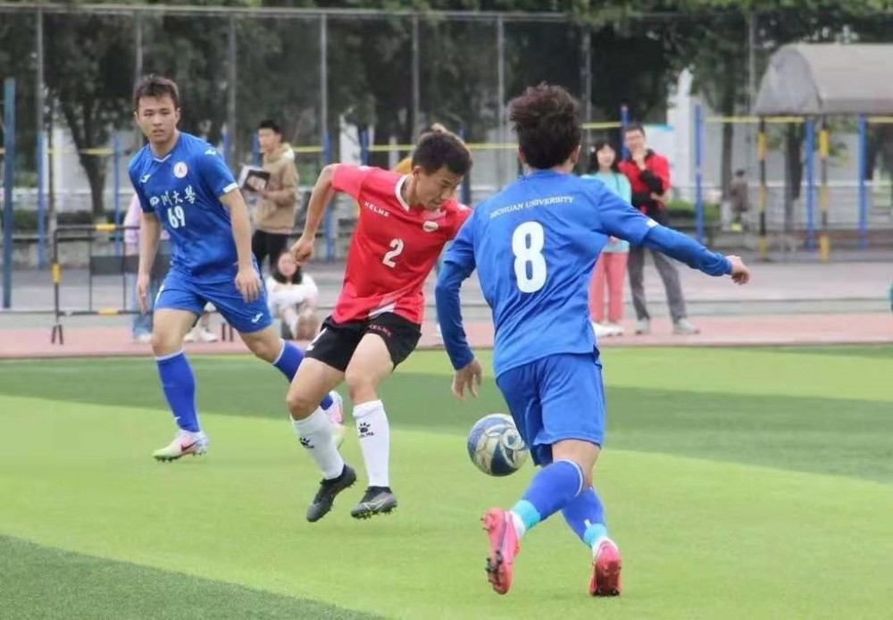 某球队实力雄厚，向冠军发起冲击