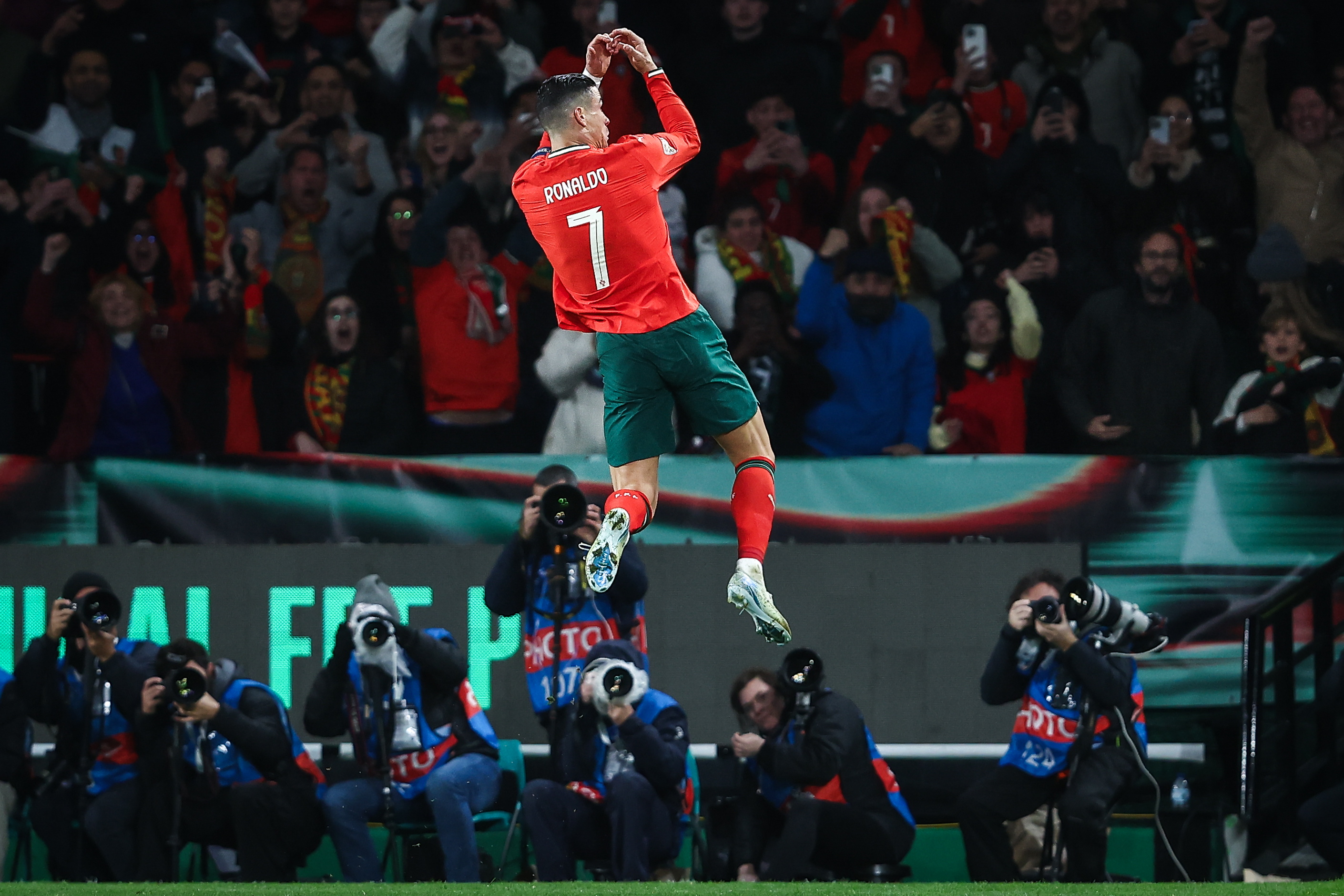 欧国联比赛：球员身体素质展现，攻防有力