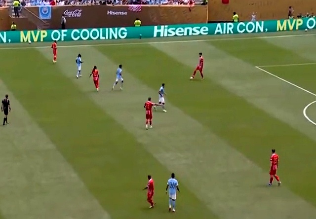 曼城后防连续犯错，瓜迪奥拉怒斥球员