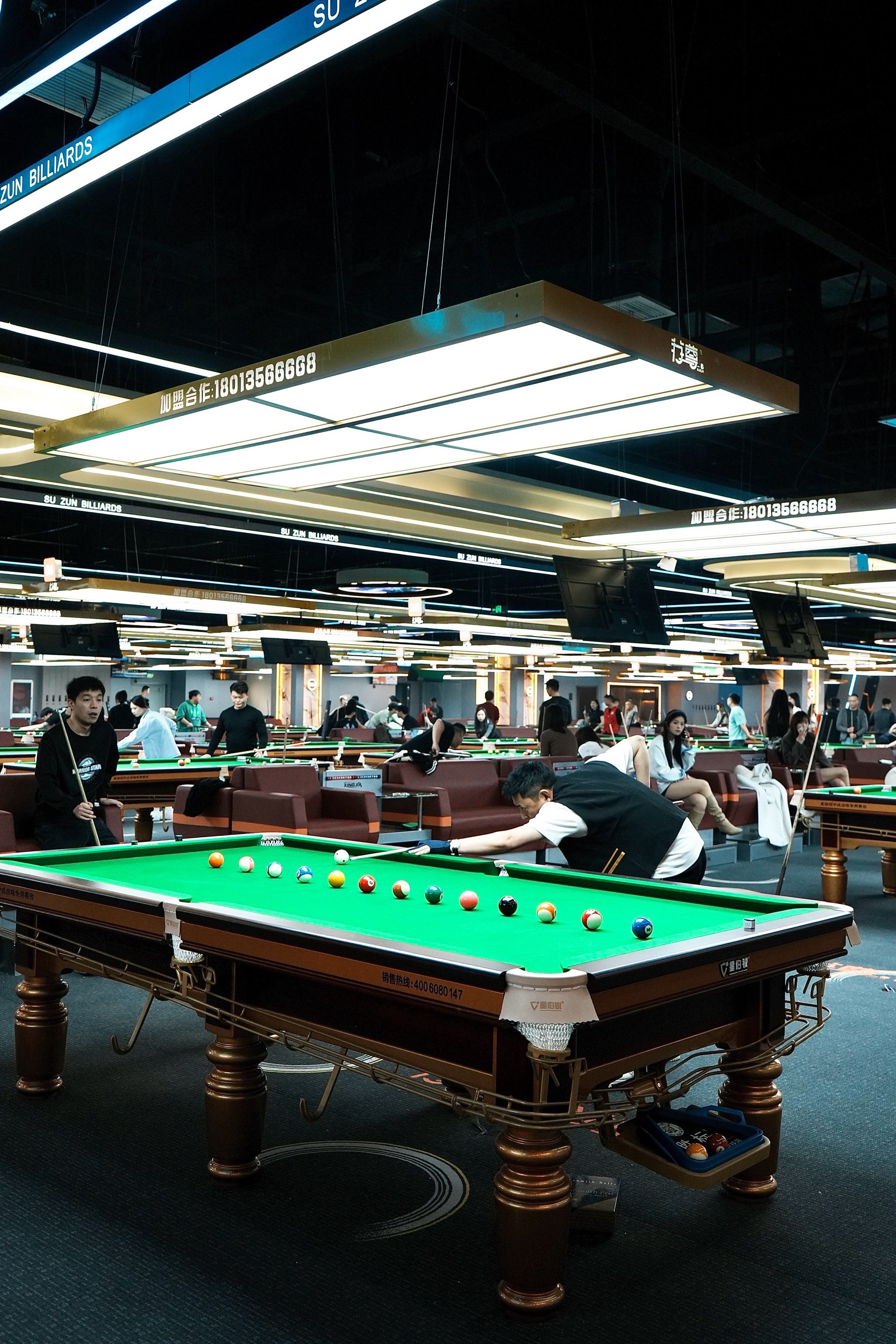 紧张局势不断升级,球场上气氛火爆 紧张局势不断升级,球场上气氛火爆