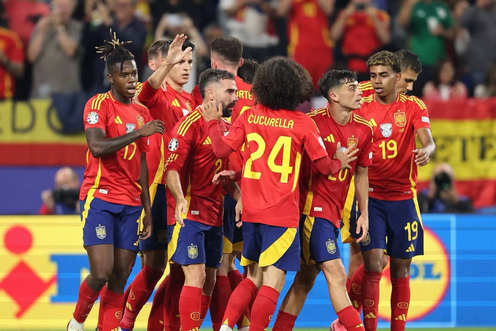 西班牙队在比赛中表现出色，晋级决赛