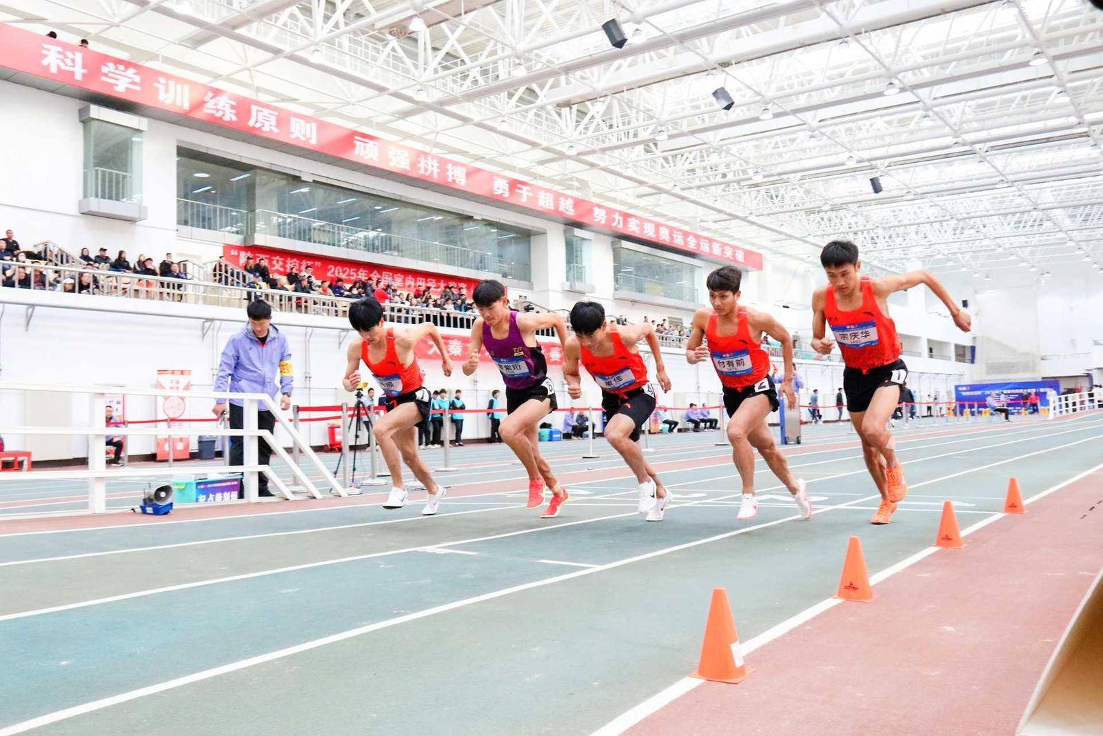 越南田径健儿跃居第一，为国争光