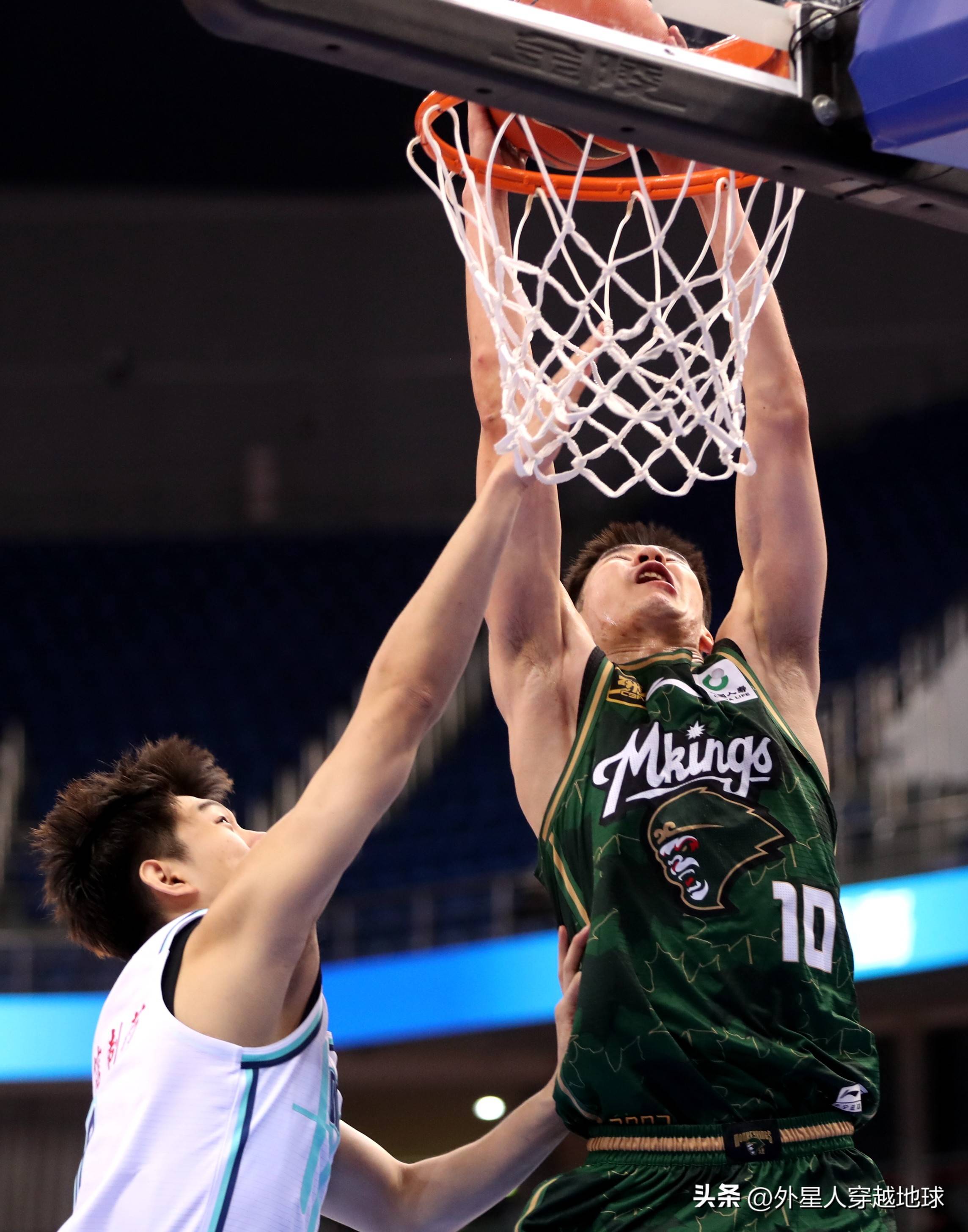 精彩篮球比赛：球技高超，场面惊险